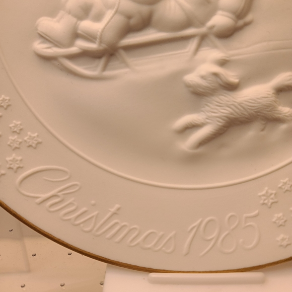 VTG 80"S AVON "A CHILD'S CHRISTMAS" PORCELAIN PLATE TRIMMED WITH 24K GOLD - Picture 7 of 9